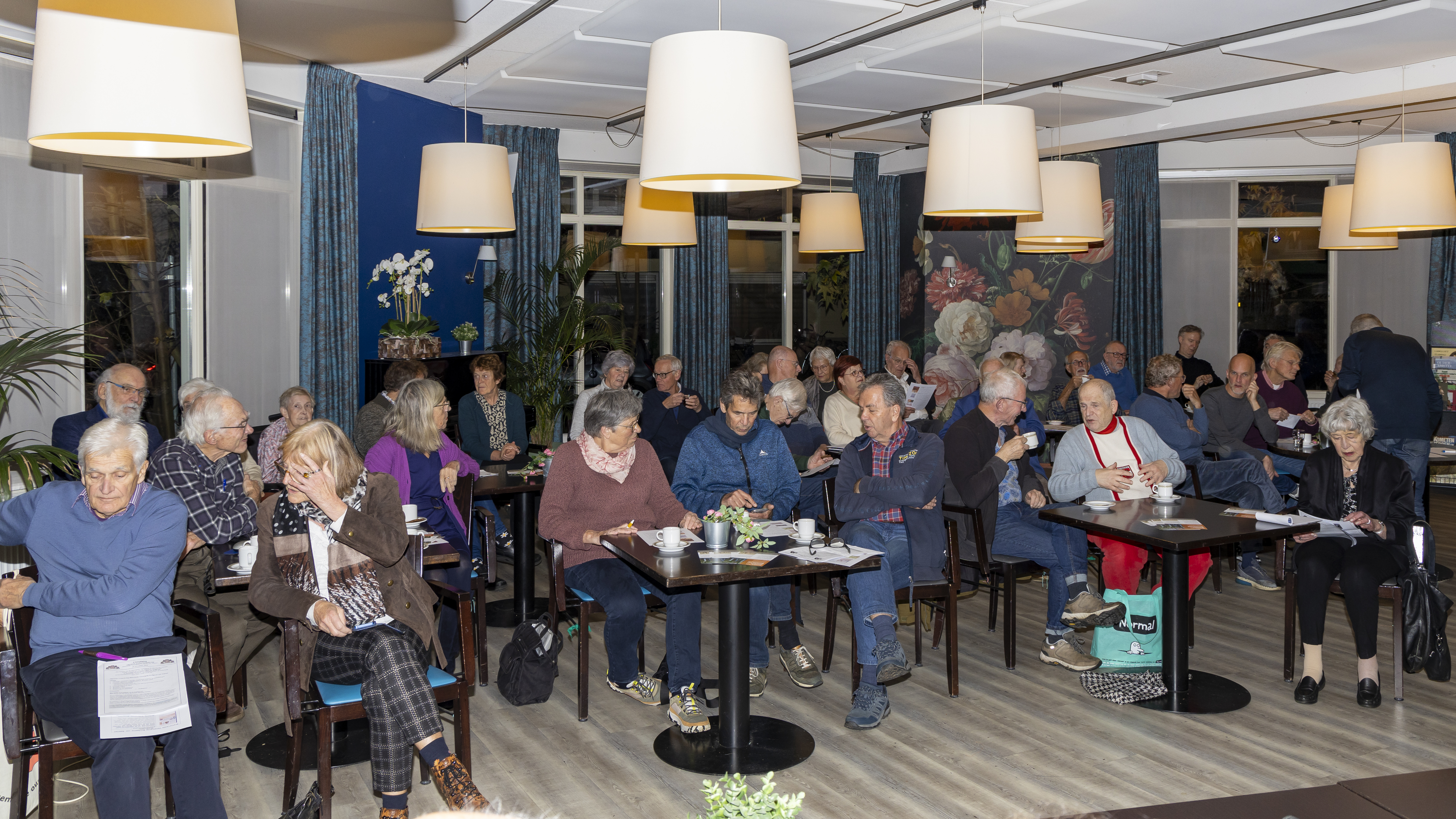 Zaal vol met leden