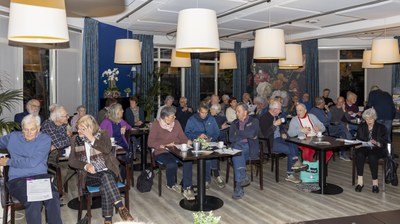 Zaal vol met leden